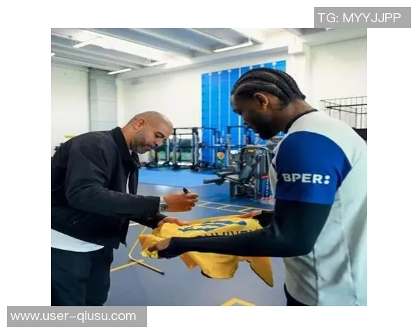 小图拉姆寻父亲旧球衣向偶像阿德请求签名感人时刻再现